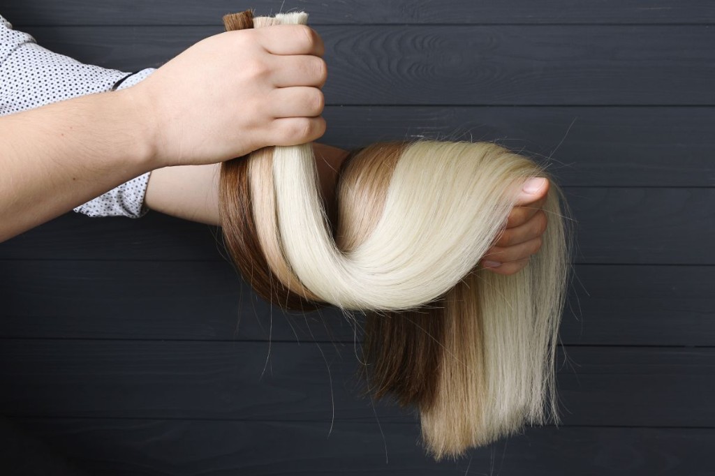 włosy używane w procesie przedłużania włos&oacute;w